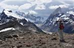 No alto da Loma del Pliegue Tumbado, maravilhado com a grandiosidade da paisagem do Parque Nacional Los Glaciares, em El Chaltén, na patagônia argentina